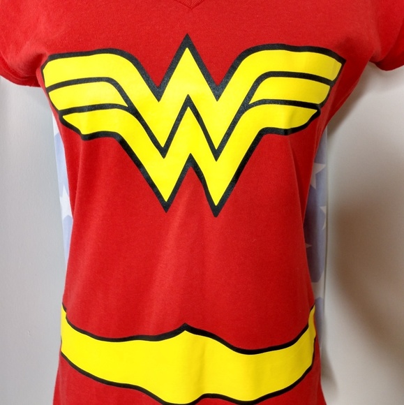 DC Comics Wonder Woman T-Shirt w/ Cape - Picture 2 of 5